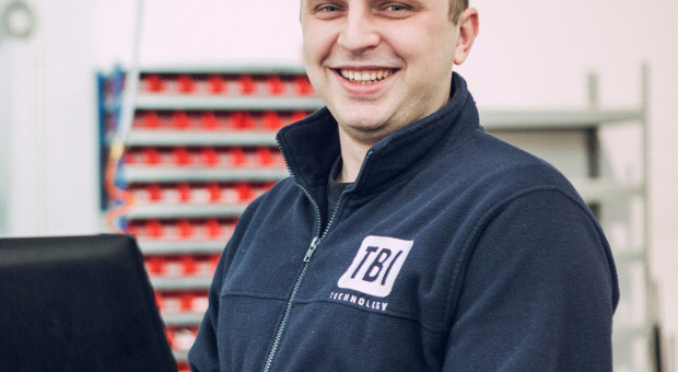 Martin Brzezny, pracuje w TBI od dwóch lata, ukończył studia magisterskie dzięki dofinansowaniu pracodawcy. Fot. mat. pras. Firma z Raciborza szuka pracowników CNC w szkołach i uczelniach