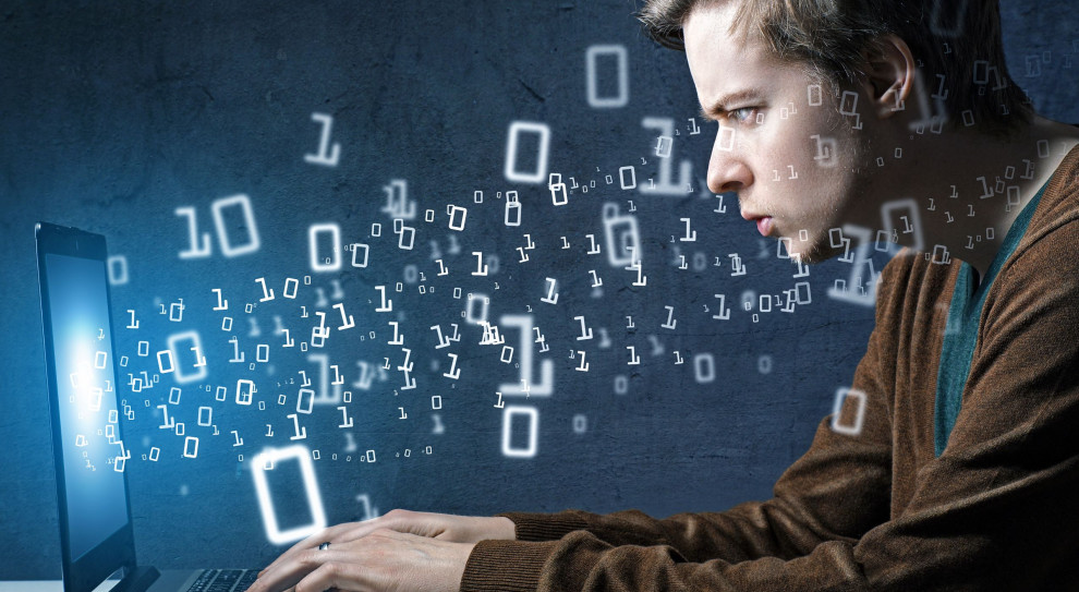 Zatrudnieni specjaliści IT to są ludzie bardzo młodzi, ich średni wiek wynosi 30 lat (fot.shutterstock) Praca w IT: Ile zarabiają informatycy z Ukrainy i na czym polega źródło ich sukcesu?