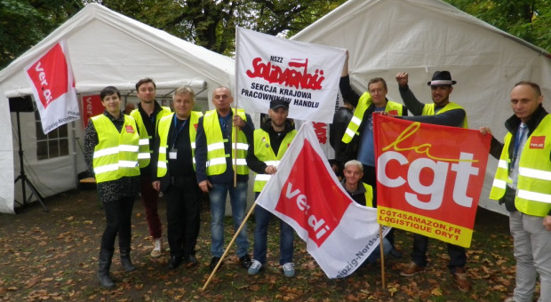 Związkowcy z Solidarności wspierający strajkujących pracowników Amazon w Lipsku. (fot. www.solidarnosc.org.pl) GUS o związkach zawodowych: strajki w Polsce w 2017 roku