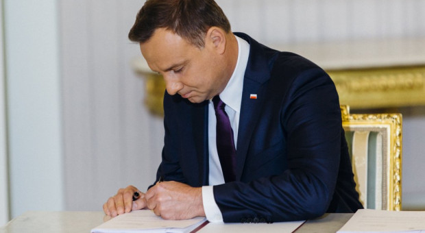 Prezydent Andrzej Duda podpisał pakiet pięciu ustaw składających się na Konstytucję Biznesu (fot. Kancelaria Prezydenta/twitter) Prezydent podpisał pięć ustaw składających się na Konstytucję Biznesu