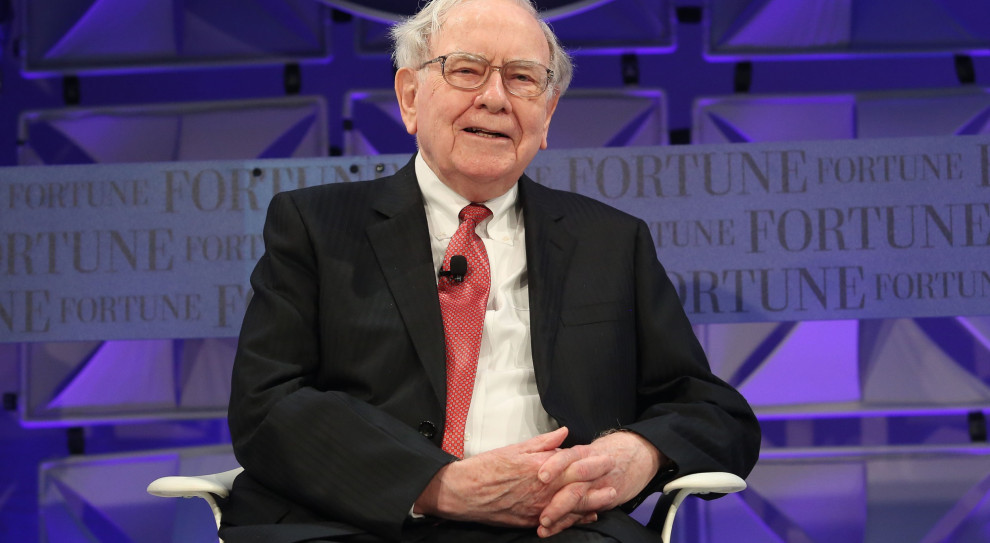 Majątek Warrena Buffetta szacowany jest na 88,8 mld dol. (fot. Shutterstock) Warren Buffett zarabia niewiele więcej niż szeregowy pracownik Berkshire Hathaway