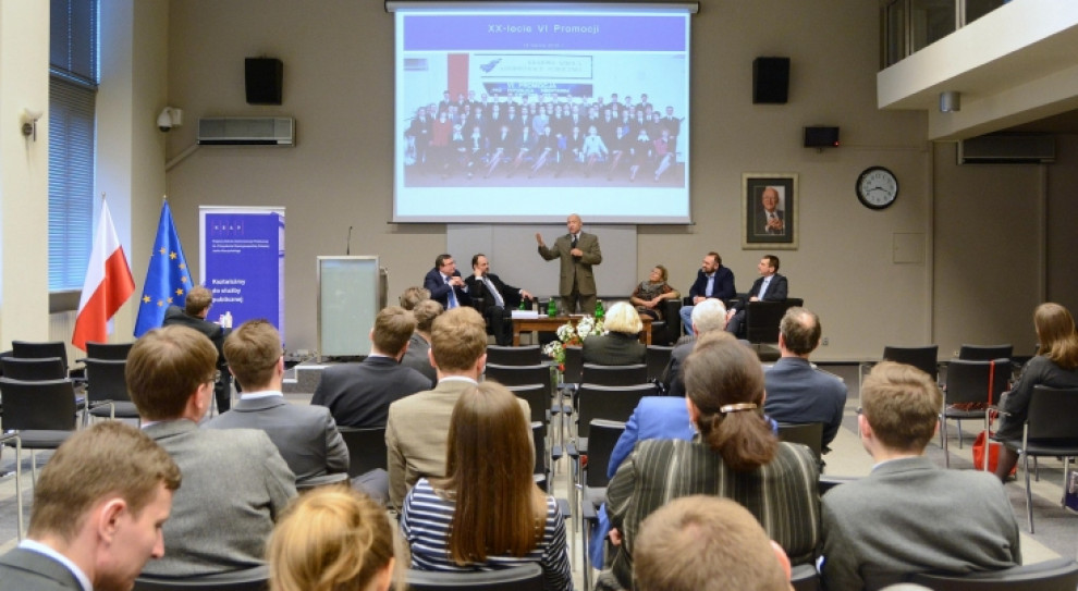 W poniedziałek (26 marca) w Krajowej Szkole Administracji Publicznej im. Prezydenta Lecha Kaczyńskiego odbyła się uroczystość zakończenia kształcenia słuchaczy XXVIII Promocji. (fot. ksap.gov.pl) Premier: Od dobrego urzędnika oczekuje się etosu służby publicznej