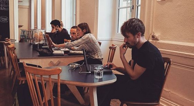 Praca zdalna z kawiarni? Raczej tylko od czasu do czasu i na chwilę - całodniowe przesiadywanie w kawiarni, aby w niej pracować, mocno obciąży nasz budżet. (fot. pixabay)