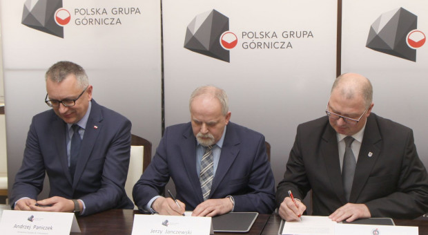 PGG podpisała porozumienie o współpracy partnerskiej w sprawie praktycznej nauki zawodu w systemie dualnym (fot.pgg.pl) Pierwsza taka umowa w górnictwie. Szkoła w Rybniku i PGG wspólnie wykształcą ślusarzy i elektryków