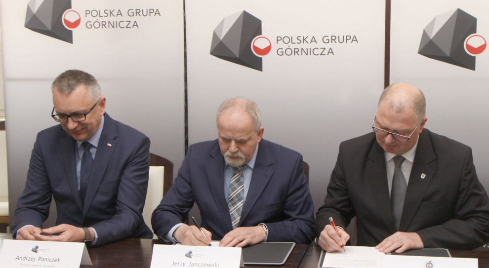 PGG podpisała porozumienie o współpracy partnerskiej w sprawie praktycznej nauki zawodu w systemie dualnym (fot.pgg.pl) Pierwsza taka umowa w górnictwie. Szkoła w Rybniku i PGG wspólnie wykształcą ślusarzy i elektryków