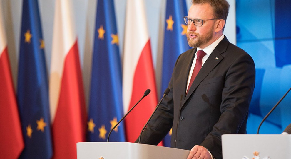Rzecznik MZ Krzysztof Jakubiak wskazał, że będzie to pierwsze posiedzenie zespołu, od czasu kiedy resortem kieruje minister Szumowski. (fot. Kancelaria Premiera/twitter) Minister Zdrowia proponuje zwołanie posiedzenia Zespołu Trójstronnego