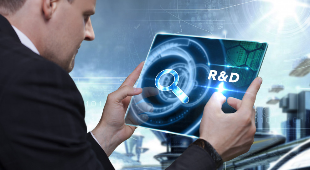 Prowadzaniem badań i analiz służących opracowywaniu nowych produktów i technologii lub ich udoskonalaniu zajmują się w firmach specjaliści ds. badań i rozwoju. (Fot. Shutterstock) Wynagrodzenia w B+R: Ile zarabia specjalista, ile lider, a ile dyrektor ds. badań i rozwoju?