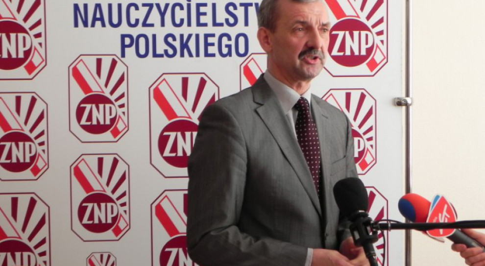 Pod względem zarobków nauczycieli mieścimy się w dolnej strefie stanów średnich (fot.znp.edu.pl) Zarobki nauczycieli w Polsce należą do najniższych w Europie. Kwietniowe podwyżki tego nie zmienią