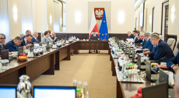 Proponowane rozwiązanie podwyższa najniższe świadczenia do 1100 zł - w przypadku najniższej emerytury, renty z tytułu całkowitej niezdolności do pracy, renty rodzinnej i renty socjalnej. W przypadku najniższej renty z tytułu częściowej niezdolności do pracy podwyższa kwotę do 825 zł. Rząd zajmie się projektem ustawy o waloryzacji emerytur i rent