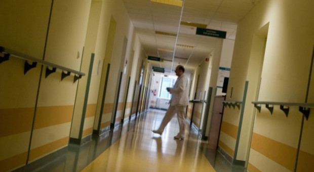 Związkowcy, poza podwyżkami, domagają się objęcia jej zapisami wszystkich pracowników placówek medycznych, również administracyjnych i technicznych (fot. Arch. RZ; zdjęcie ilustracyjne) Minimalne wynagrodzenia pracowników medycznych. Resort zdrowia nie pójdzie na ustępstwa?