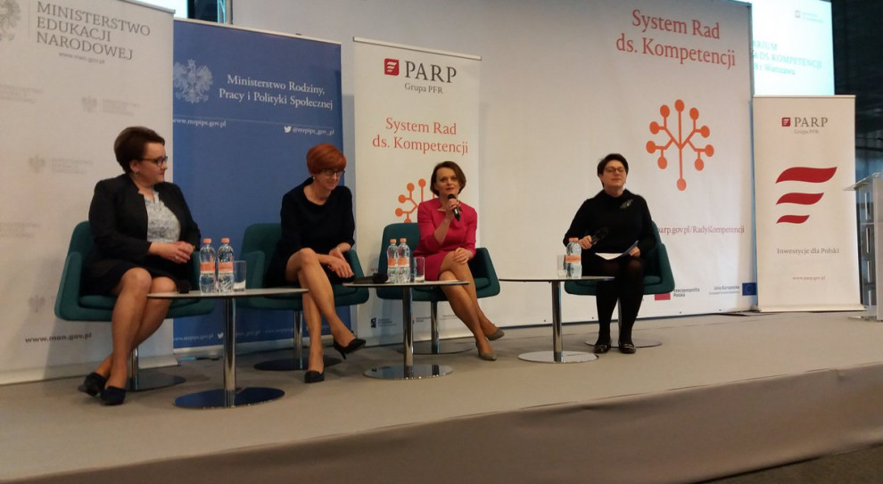 Minister Jadwiga Emilewicz wręczyła akty powołania członkom Rady Programowej ds. Kompetencji (fot.twitter.com/MPiT_GOV_PL) Rada Programowa ds. Kompetencji stworzy nowy system współpracy szkolnictwa z gospodarką