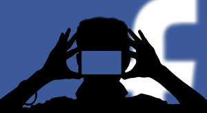 W wyniku skandalu Cambridge Analytica Facebook stracił już 50 mld dolarów, a także zaufanie wielu swoich użytkowników. (fot. pixabay.com) Prezes i członkowie zarządu Facebooka do wymiany?
