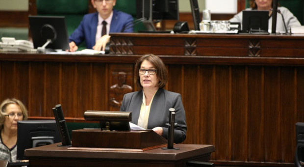 Beata Mazurek poinformowała, że PiS nie poprze projektu Kodeksu pracy, jaki stworzyła Komisja. (fot.Sejm/twitter) Projekt nowego Kodeksu pracy trafi do kosza. Ministerstwo potwierdza