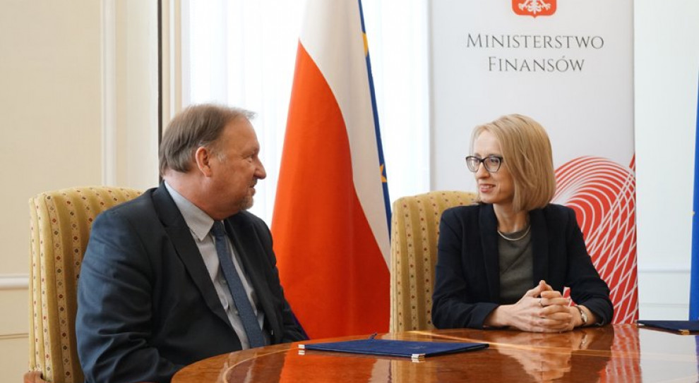 Porozumienie o współpracy zostało podpisane w piątek przez minister finansów Teresę Czerwińską oraz dziekana Wydziału Elektroniki i Technik Informacyjnych PW prof. Krzysztofa Zarembę (fot. MF/twitter) Ministerstwo Finansów będzie współpracować z Politechniką Warszawską