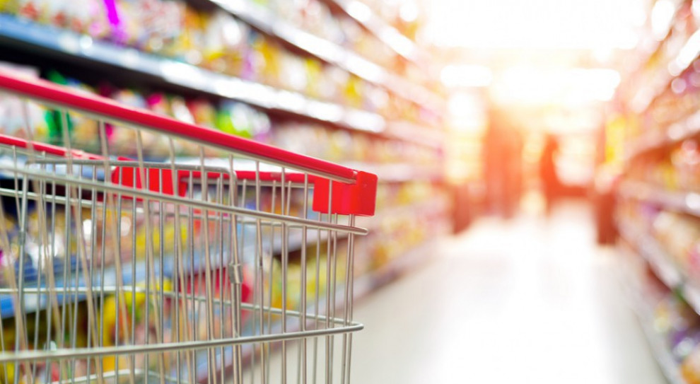 Wprowadzenie nocnej zmiany zapowiedziało również Tesco. Sieć modyfikuje ponadto organizację stanowisk – planowane jest połączenie stanowiska asystenta ds. zapasów, asystenta ds. standardów sklepu (ceny i przebudowy) i asystenta ds. rotacji towaru Fot. Shutterstock I kwartał w handlu: nowe przepisy oraz potyczka o pracowników i z pracownikami