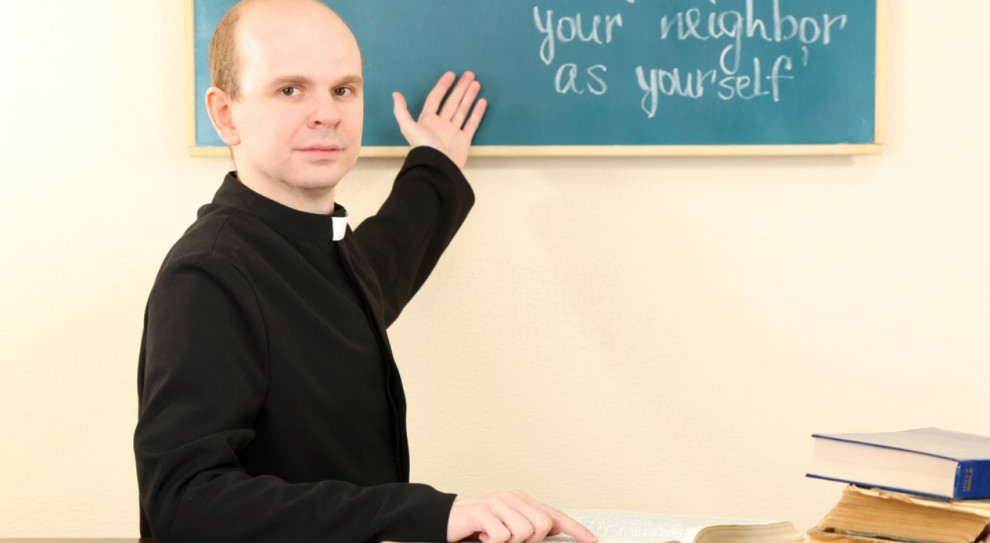 Obecnie osoby duchowne pracujące w szkołach zatrudnione są na takich samych zasadach, jak nauczyciele. (fot.shutterstock.com) Praca w szkole: Ksiądz i zakonnica powinni dostawać symboliczne wynagrodzenie