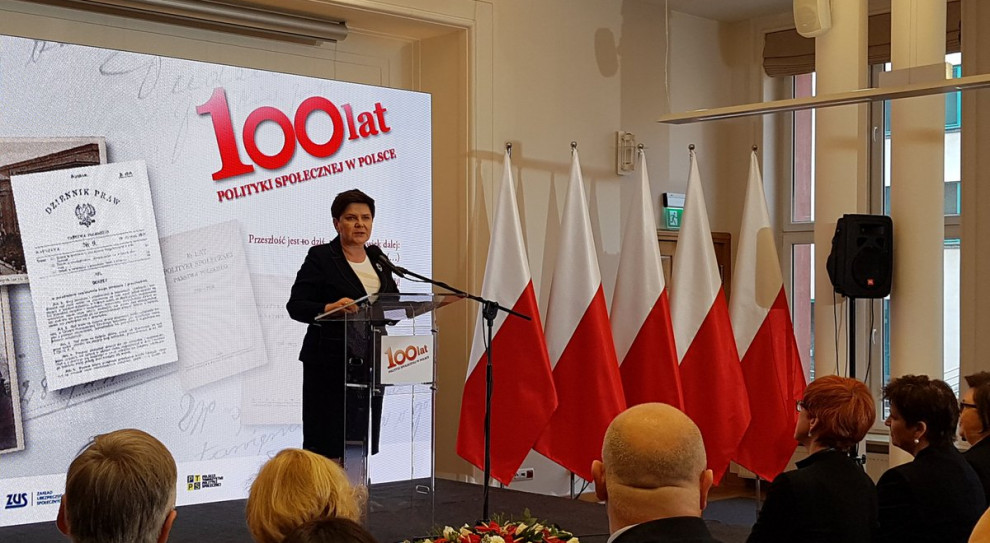 Mam nadzieję, że ta moda na rodzinę, którą rozpoczęliśmy, będzie trwać - powiedziała wicepremier (Beata Szydło, fot.twitter.com/MRPiPS_GOV_PL) Beata Szydło: Ludzie powinni zobaczyć, że można godnie żyć