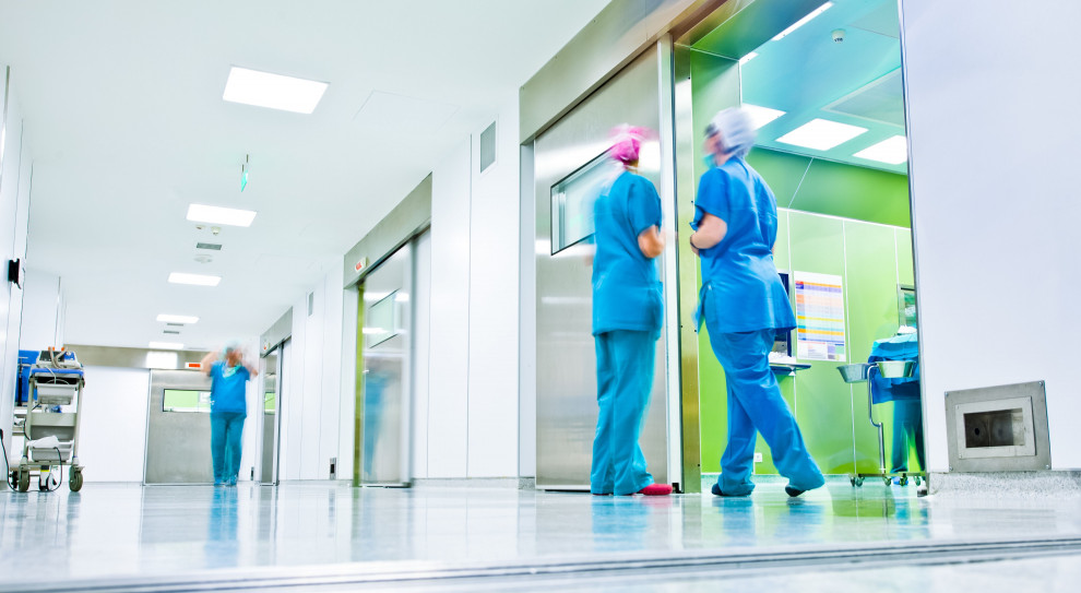 Złota godzina diagnostyki i ukierunkowanej terapii przeplatana burdami z niesubordynowanymi, pijanymi osobnikami wydłuża się w czasie stanowiąc ryzyko dla zdrowia pozostałych pacjentów - poinformował ortopeda z Włocławka (fot. Shutterstock) Awantury, wyzwiska, alkohol - tak wyglądają dyżury na SOR. Lekarze mają dość