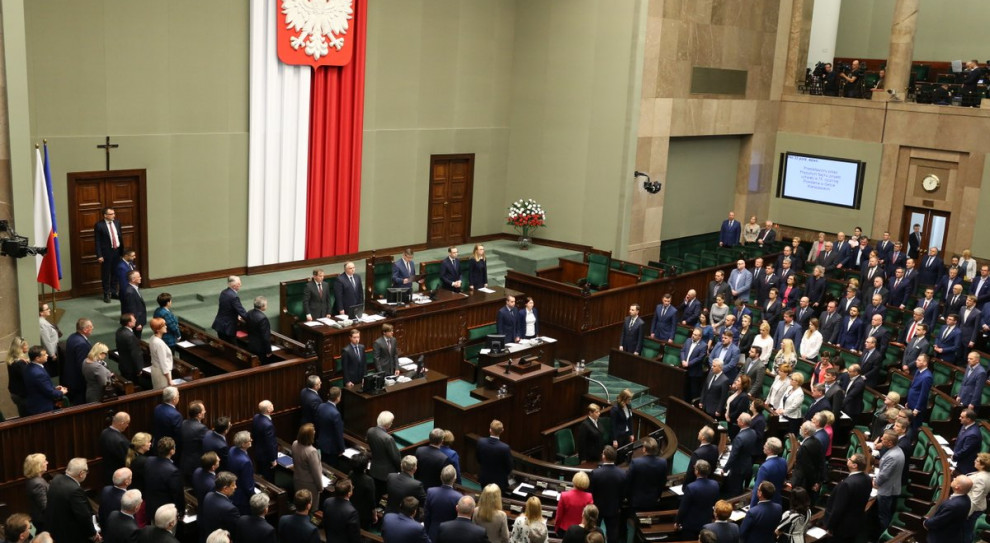 "Na najbliższym posiedzeniu (Sejmu) uchwalimy ten projekt i on wejdzie w życie" - podkreślił Terlecki. (fot. Sejm/twitter) PiS złożył w Sejmie projekt ustawy ws. obniżenia wynagrodzeń parlamentarzystów