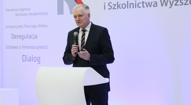 Gowin tłumaczył, że nie można oczekiwać, by taką samą wysokość podatków płaciła ogromna firma działająca na rynkach światowych i szewc lub fryzjerka w swoim jednoosobowym zakładzie.(Jarosław Gowin, fot. nauka.gov.pl) Jarosław Gowin: Obniżenie podatków dla małych firm to przywrócenie ekonomicznej sprawiedliwości