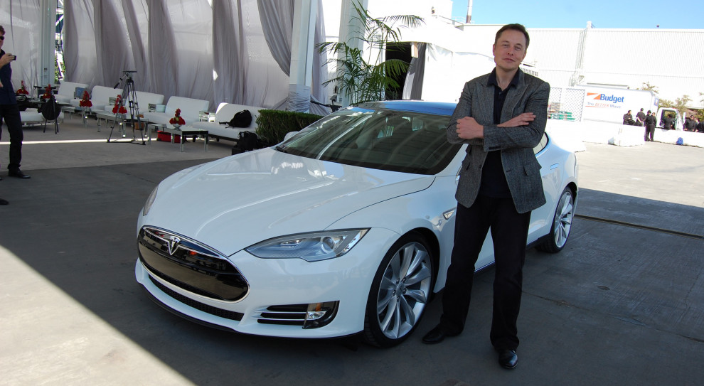Musk był bardzo pewien siebie ustalając proporcję podziału pracy między ludzi a roboty w największej fabryce Tesli (fot.: Maurizio Pesce/flickr.com/CC BY 2.0) Zwolnili pracowników i zastąpili ich robotami. Są już pierwsze problemy
