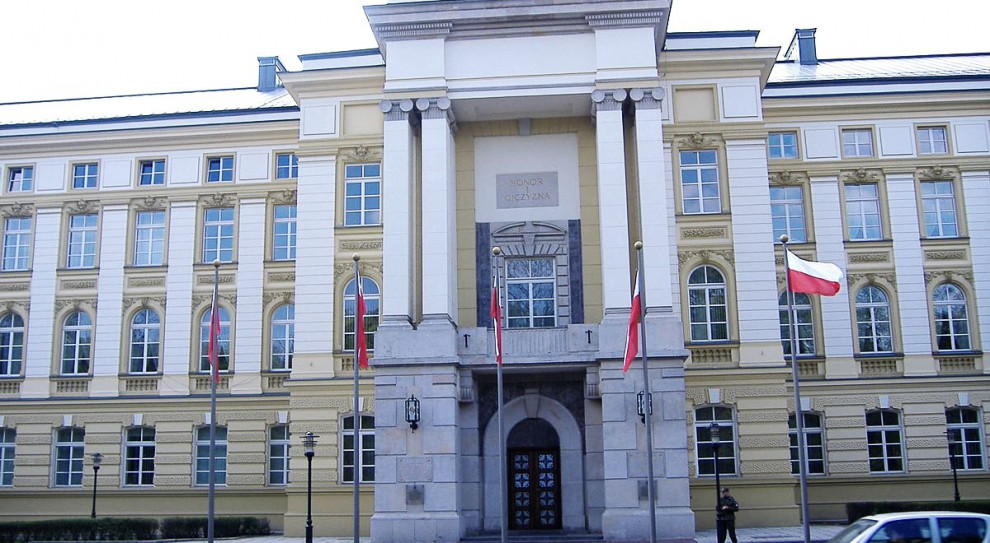 Na początku marca premier Mateusz Morawiecki zapowiedział zmniejszenie liczby stanowisk w rządzie o 20-25 proc., likwidację nagród dla ministrów i wiceministrów oraz ograniczenie liczby kart kredytowych. (fot.wikipedia.org/J23-007) Wiceministrowie jednak nie otrzymają części pensji poselskich