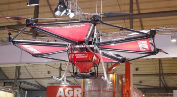 Drony pomagają w rolnictwie (Agronator firmy Rauch fot. GS/farmer.pl) Dron najlepszym pomocnikiem rolnika?