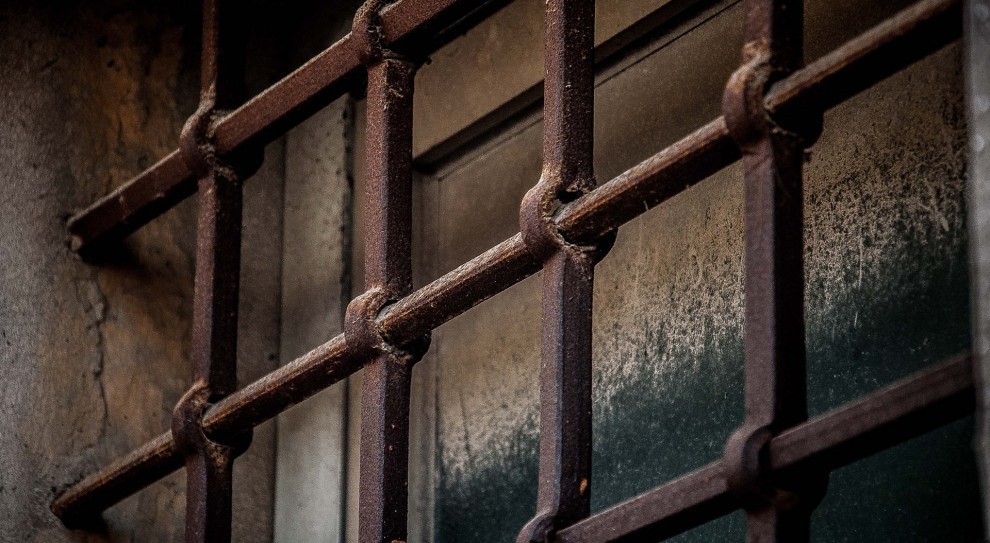 Wśród siedmiu funkcjonariuszy SW, którym przedstawiono zarzuty, jest m.in. dyrektor aresztu (fot.pixabay.com) Pomorskie: Dyrektor i pracownicy Służby Więziennej za łapówki organizowali więźniom pracę