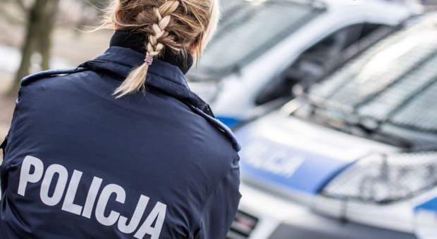 Zgodnie z danymi, średnie uposażenie początkującego policjanta brutto wraz z nagrodą roczną wynosi 3705,92 zł (fot.policja.pl) Ile zarabiają policjanci?