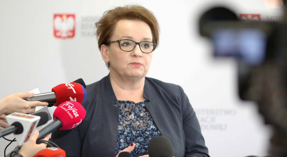 Zalewska powiedziała dziennikarzom, że każdy ma prawo demonstrować, jednak - jej zdaniem - "protest (jest) oparty na nieprawdziwych przesłankach m.in. na tym, że nie zostały wypłacone podwyżki dla nauczycieli". (fot. MEN/twitter) Nauczyciele mają dość. Anna Zalewska zapewnia: To dopiero początek podwyżek