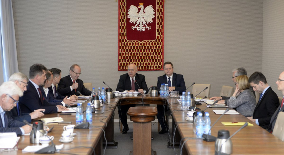 W czwartek (19 kwietnia) odbyło się spotkanie ministra spraw wewnętrznych i administracji Joachima Brudzińskiego i wiceministra Jarosława Zielińskiego z przedstawicielami federacji związków służb mundurowych. (fot. MSWiA/twitter) Jest szansa na podwyżki dla mundurówki. Możliwe też zmiany w zwolnieniach chorobowych