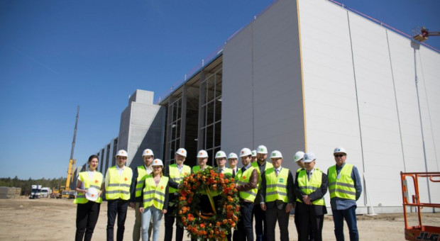 Wiecha na centrum logistycznym Zalando w Głuchowie. Na centrum logistycznym Zalando pod Łodzią zawisła wiecha