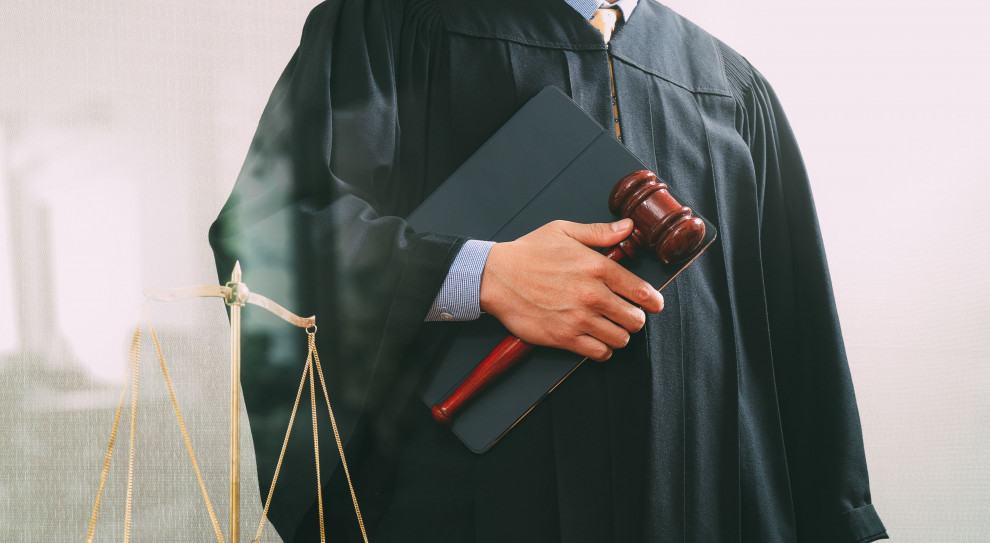 Prokurator zarzucił sędziemu przekroczenie uprawnień poprzez zainicjowanie spotkań z matką reprezentującą małoletnią w prowadzonym przez niego postępowaniu (fot.shutterstock) Sędzia nakłaniał do fałszywych zeznań. Został skazany