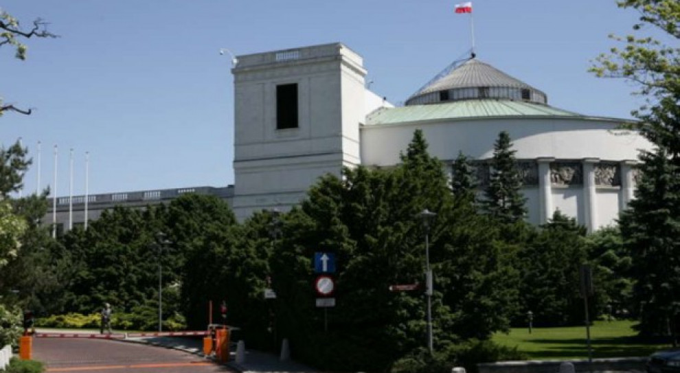 Protestujący w Sejmie oczekują zwołania nadzwyczajnego posiedzenia Sejmu, by uchwalone zostały nowe przepisy dotyczące osób niepełnosprawnych i ich opiekunów (fot. PTWP) Fizjoterapeuci nie wpuszczeni do Sejmu