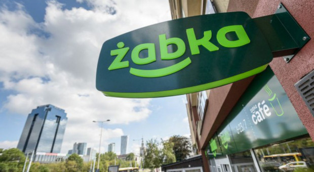 Co wspólnego ma Żabka z pocztą? Pozwala na odbiór przesyłek właśnie od narodowego operatora Fot. materiały prasowe Żabka Polska Żabki placówkami pocztowymi? Solidarność zapowiada walkę z pomysłem sieci