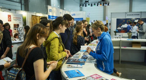 130 polskich i międzynarodowych firm, największych pracodawców z regionu łódzkiego szuka pracowników wśród łódzkich studentów i absolwentów (fot. Radosław Jóźwiak / UMŁ) W Łodzi odbywa się 13. edycja Akademickich Targów Pracy
