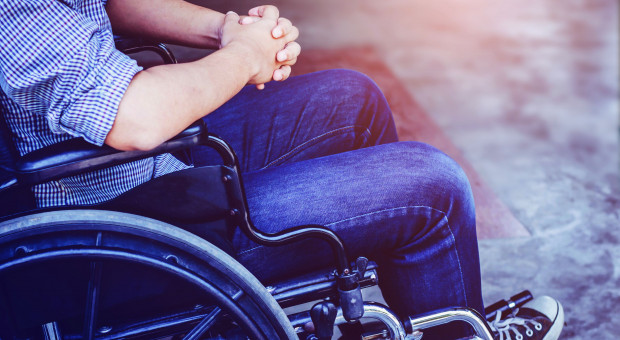 Niepełnosprawni: Renta socjalna z tytułu niezdolności do pracy będzie wyższa (fot.shutterstock) Projekt przyjęty - renta socjalna wyższa. Ile wyniesie?