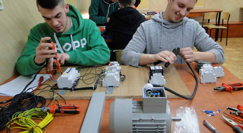Tauron szuka techników górnictwa podziemnego, energetyki, elektryki, mechatroniki, elektroniki i przeróbki kopalin stałych. Fot. zst.net.pl Ofensywa Taurona: Firma wykształci własnych energetyków w nowych klasach patronackich