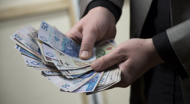 Kwota przekazana do partnerów społecznych to 2220 zł, stawka godzinowa to 14,50 zł. Fot. PTWP Rząd za podniesieniem płacy minimalnej do 2220 zł. Piłeczka po stronie RDS