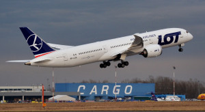 Związkowcy LOT chcą przywrócenia dawnych zasad wynagradzania (fot. pixabay.com) Zarobki w LOT. Pilot dostaje nawet 29 tys. zł