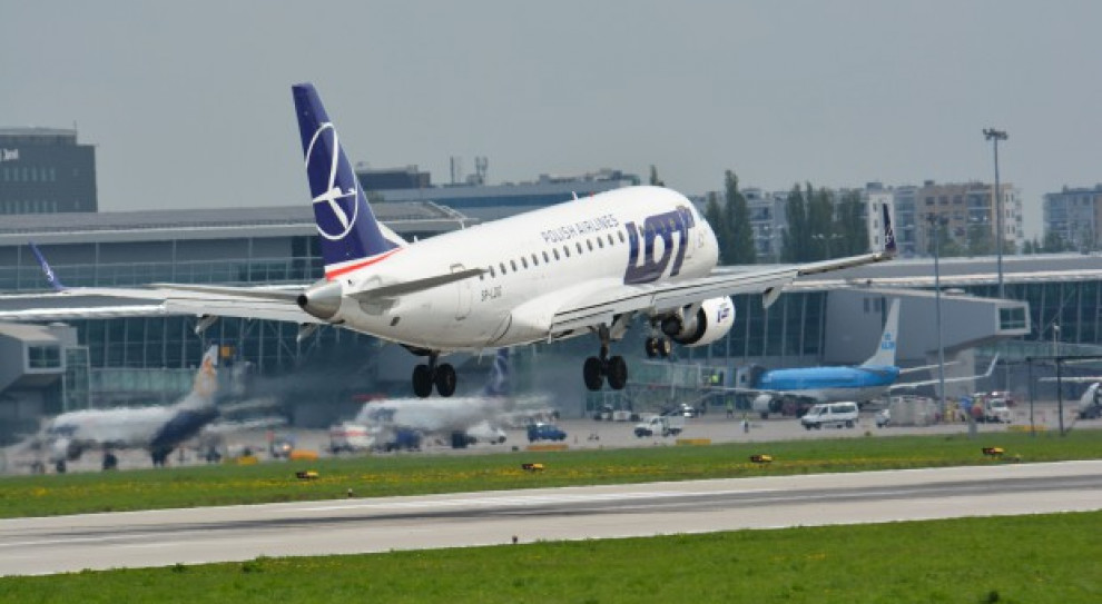Osią sporu między związkami zawodowymi w LOT a władzami spółki jest wypowiedziany w 2013 roku regulamin wynagradzania z 2010 roku. (Fot. mat. pras.) Spotkanie zarządu LOT z pracownikami zakończone. "To nie są negocjacje, ale wymiana informacji"