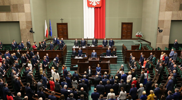 Obniżenie wynagrodzeń poselskich coraz bliżej. (fot.flickr.com/photos/sejmrp) Wynagrodzenie parlamentarzystów. We wtorek Sejm zajmie się projektem