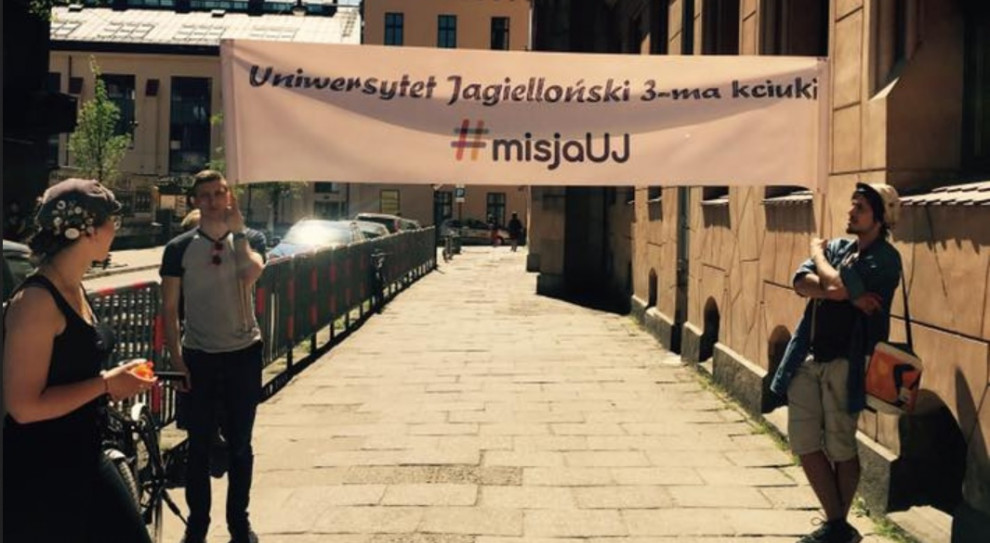 Studenci z Uniwersytetu Jagiellońskiego przynieśli banner z napisem "Uniwersytet Jagielloński 3-ma kciuki #misjaUJ" (fot.facebook.com/jagiellonian.university) Uniwersytet Jagielloński zorganizował happening dla maturzystów