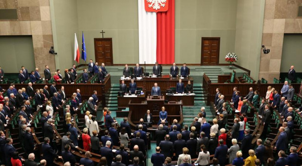 Posłowie i senatorowie reprezentują Parlament Rzeczypospolitej Polskiej na obszarze całego kraju i poza nim, dlatego też ich zachowanie powinno licować z powagą pełnionych przez siebie funkcji, również w miejscach niebędących salą posiedzeń - podkreślono w uzasadnieniu projektu (fot.sejm.gov.pl/Krzysztof Białoskórski) Poseł musi "się zachowywać" nie tylko w Sejmie