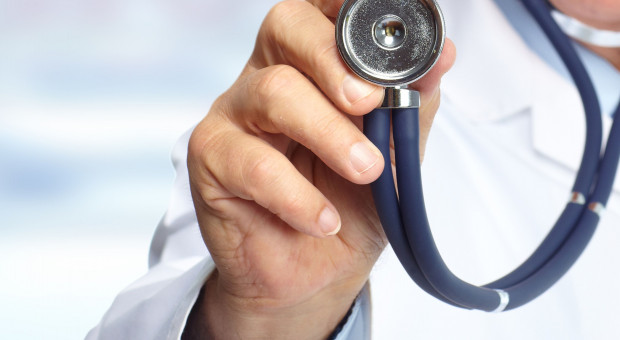 W całej Polsce lekarzy kusi się wynagrodzeniem o 20 proc. wyższym niż w macierzystym szpitalu (fot.shutterstock) Szpitale podkupują sobie lekarzy oferując coraz większe wynagrodzenia