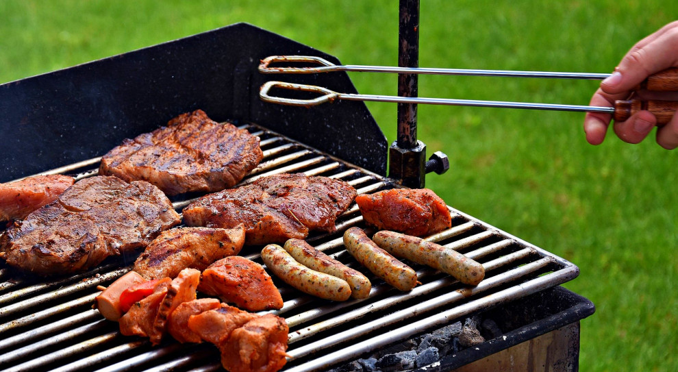 W tym roku pierwsze grillowe zapachy rozchodziły się już w kwietniu i sezon trwa już ponad miesiąc (fot.pixabay.com) Majówka pozwoliła nadrobić straty spowodowny przez zakaz handlu