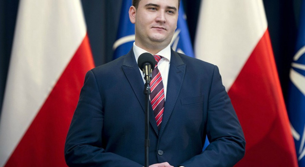 B. rzecznik MON podczas wtorkowej konferencji prasowej zdementował doniesienia tygodnika i podkreślił, że CBA oczyściło go od wszelkich zarzutów karnych w tej sprawie (Bartłomiej Misiewicz, fot. P. Tracz/Kancelaria Premiera RP/wikimedia.org) Bartłomiej Misiewicz: CBA oczyściło mnie od zarzutów ws. nieprawidłowości w PGZ