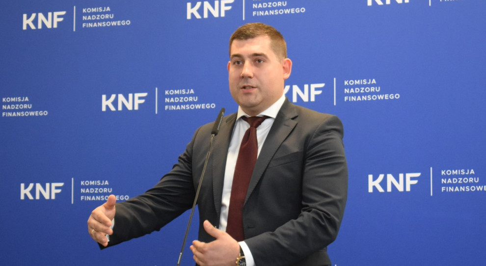 "Moje doświadczenie skupiało się przez ostatnich kilkanaście lat na rynku finansowym i było związane głównie ze spółkami technologicznymi" - powiedział Granicki (fot. KNF/twitter) Artur Granicki dyrektorem nowego departamentu innowacji finansowych w UKNF
