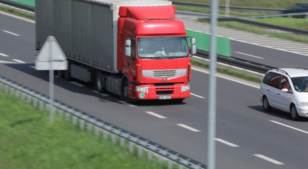 Jak wynika z „Barometru zawodów 2018” w całej Polsce pracodawcy zmagają się z deficytem kadrowym, jeśli chodzi o kierowców samochodów ciężarowych. (Fot. PTWP/Andrzej Wawok) Praca dla kierowcy: Zarobki są niezłe, ale brakuje chętnych. Jak to możliwe?