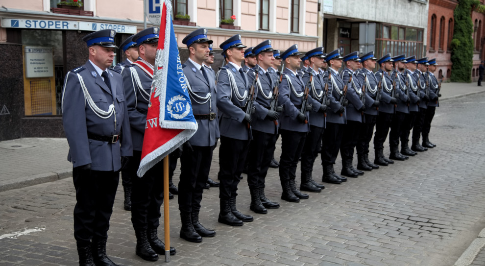 Praca funkcjonariuszy jest niejednokrotnie niebezpieczna - powiedziałJoachim Brudziński (fot.kujawsko-pomorska.policja.gov.pl) Praca w policji - ofiarna, ale trudna i niebezpieczna